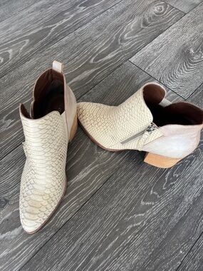 Donald J. Pliner Cream Textured Ankle Booties with Side Zip !VERO CUOIO